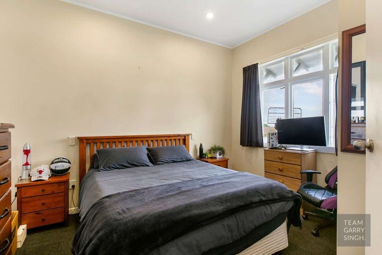 Photo of property in 1 Waiari Road, Conifer Grove, Takanini, 2112