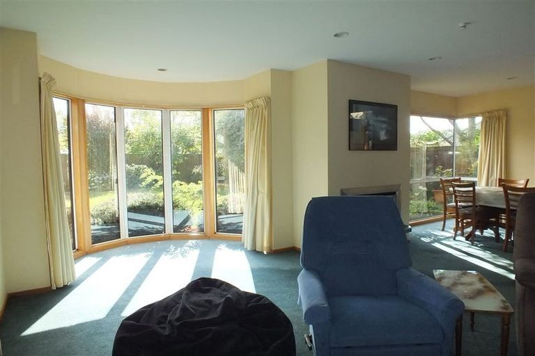 Photo of property in 11 Brockhall Lane, Avonhead, Christchurch, 8042