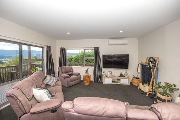 Photo of property in 29 Mcewen Crescent, Riverstone Terraces, Upper Hutt, 5018