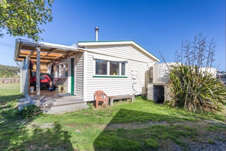 Photo of property in 18 Punga Street, Tangimoana, 4822