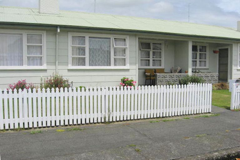 Photo of property in 2/15 Monckton Street, Feilding, 4702