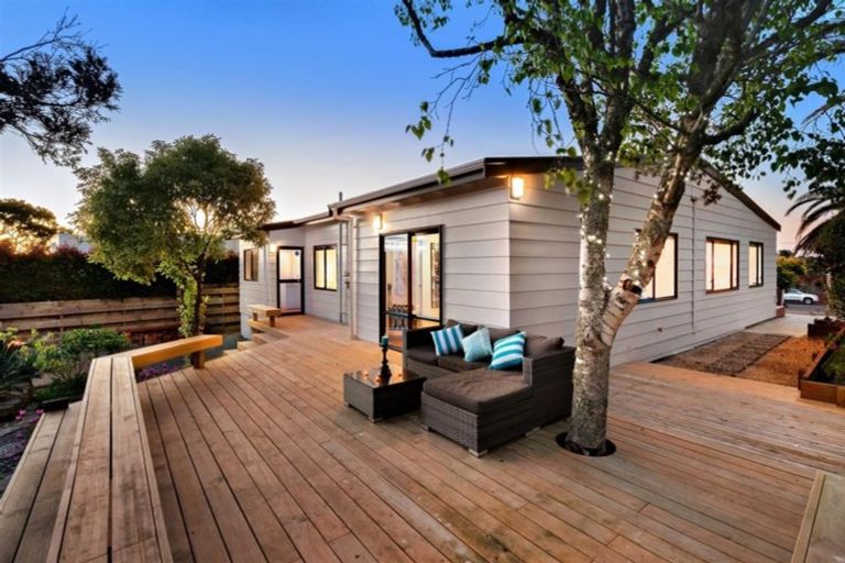 Photo of property in 2/23 Montgomery Avenue, Rothesay Bay, Auckland, 0630