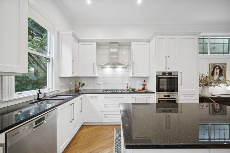 Photo of property in 17 Park Street, Thorndon, Wellington, 6011