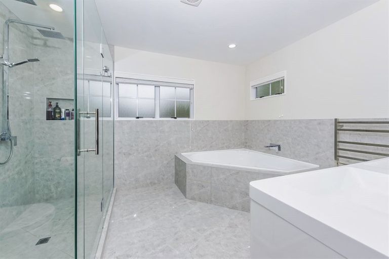 Photo of property in 9 Whiting Grove, West Harbour, Auckland, 0618