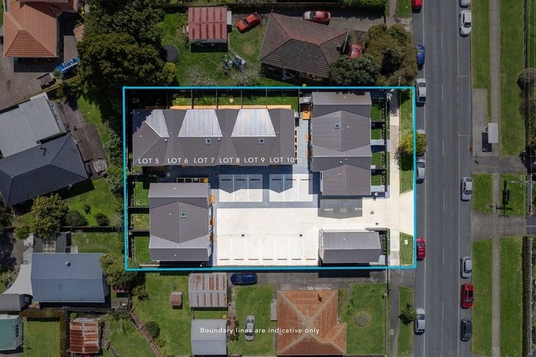Photo of property in 9/47 Beach Road, Te Atatu Peninsula, 0610