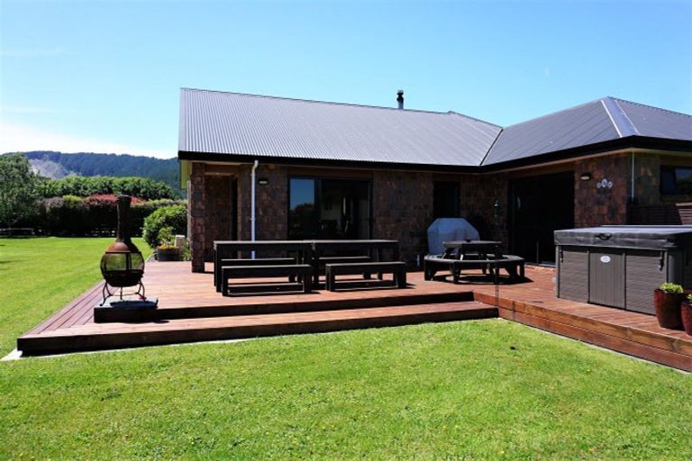 Photo of property in 66 Pohutukawa Drive, Levin, 5571
