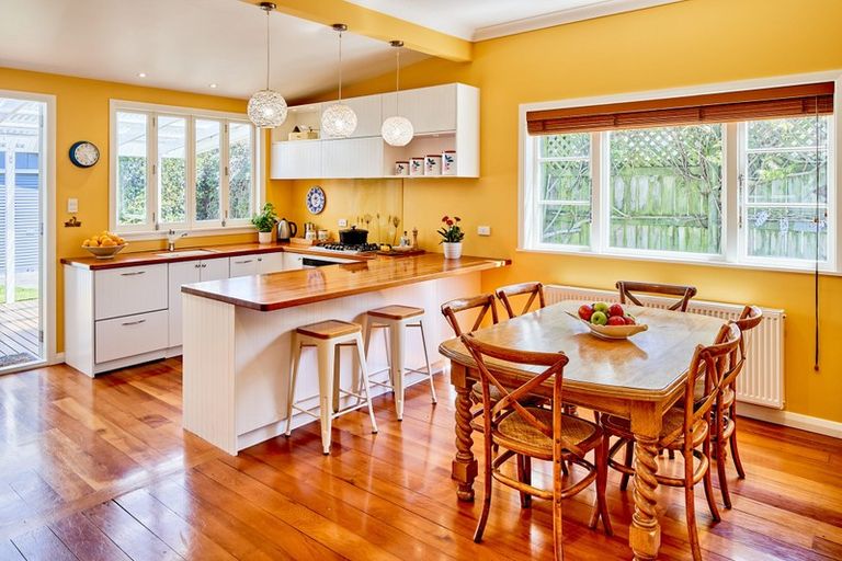 Photo of property in 2 Roxburgh Grove, Petone, Lower Hutt, 5012