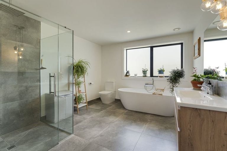 Photo of property in 43 Peregrine Falcon Road, Mount Creighton, Queenstown, 9371