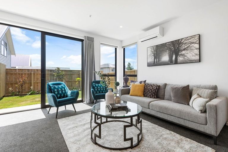 Photo of property in 1/62 Spenmoor Street, Newlands, Wellington, 6037