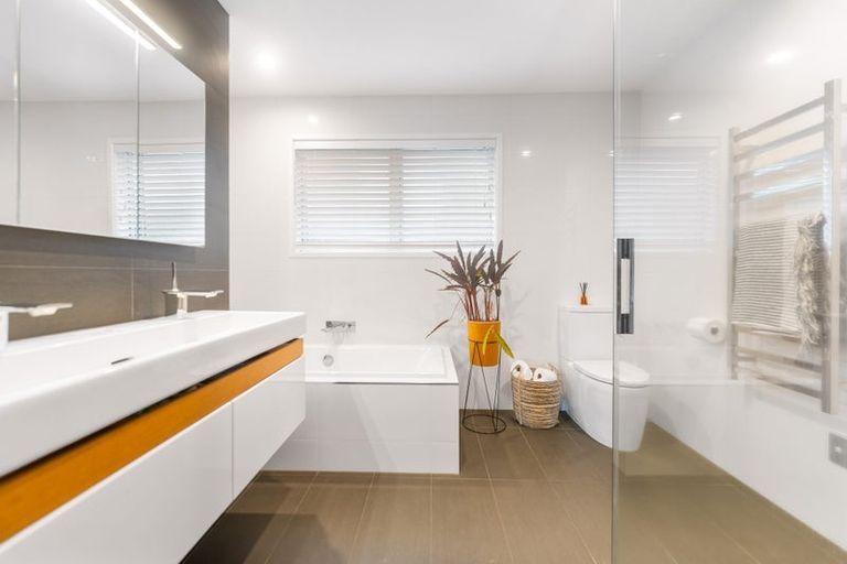 Photo of property in 40 Peter Terrace, Castor Bay, Auckland, 0620
