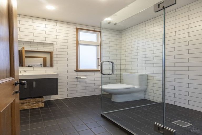 Photo of property in 16 Brewster Street, Bluff Hill, Napier, 4110