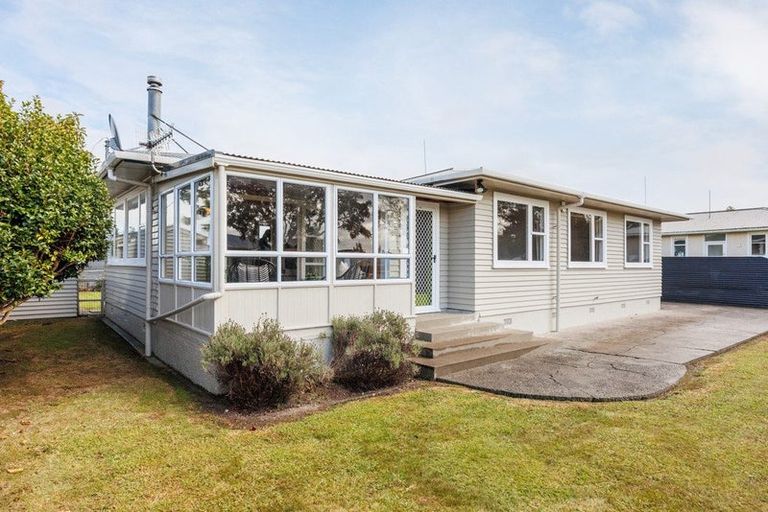 Photo of property in 4 Ellesmere Crescent, Highbury, Palmerston North, 4412