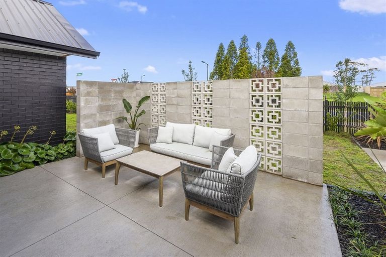 Photo of property in 2 Len Ireland Drive, Kumeu, 0810