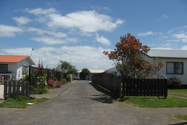 Photo of property in 37 Dungarvon Place, Clendon Park, Auckland, 2103