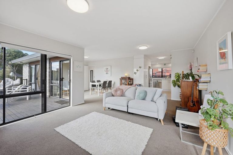 Photo of property in 2/102 Sandspit Road, Shelly Park, Auckland, 2014