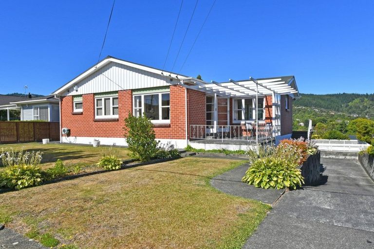 Photo of property in 33 Dowling Grove, Silverstream, Upper Hutt, 5019