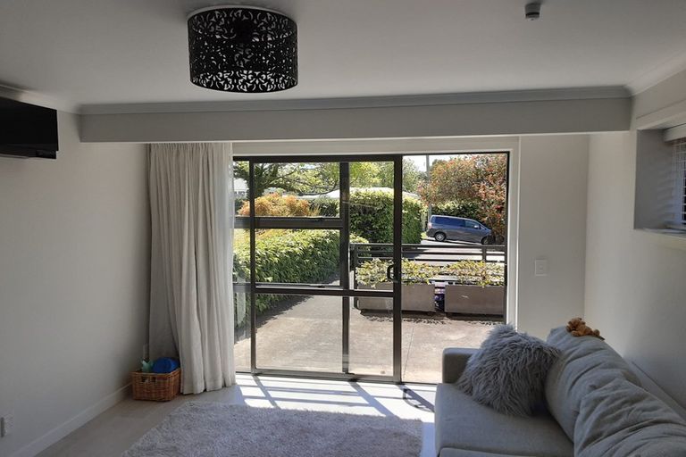 Photo of property in 12 Meadowvale Avenue, Forrest Hill, Auckland, 0620
