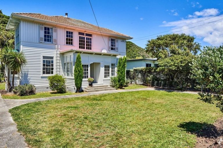 Photo of property in 83 Oroua Street, Eastbourne, Lower Hutt, 5013