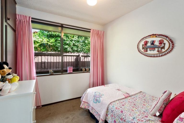 Photo of property in 5 Calbreath Place, Russley, Christchurch, 8042