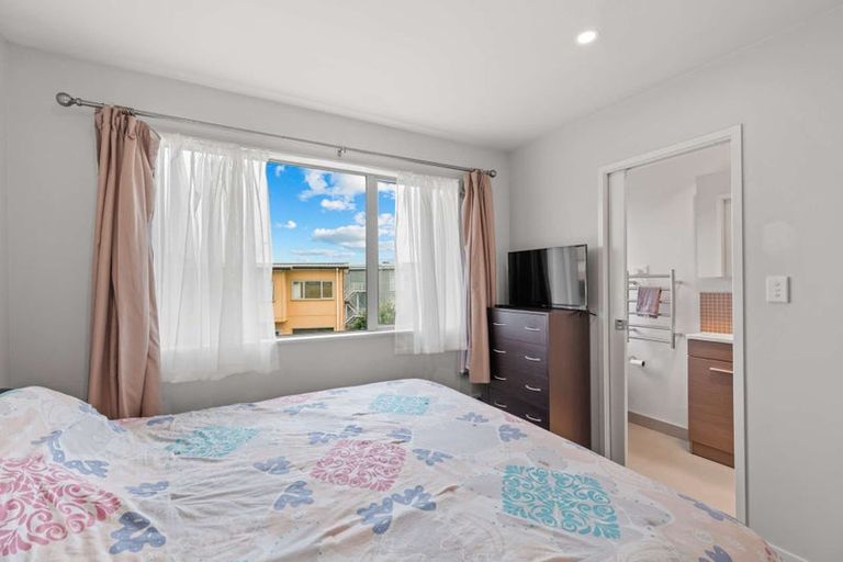 Photo of property in 26/11 Ray Small Drive, Papakura, 2110