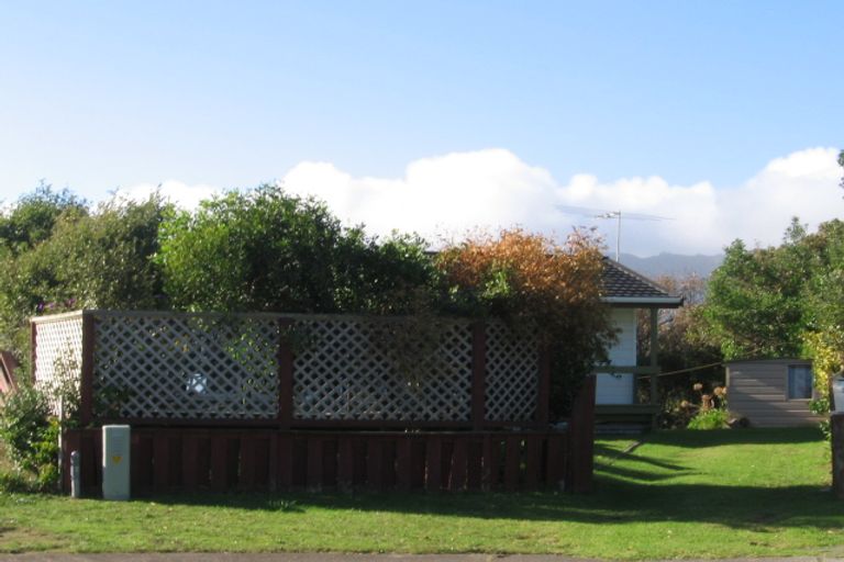 Photo of property in 32 Freyberg Crescent, Waikanae Beach, Waikanae, 5036