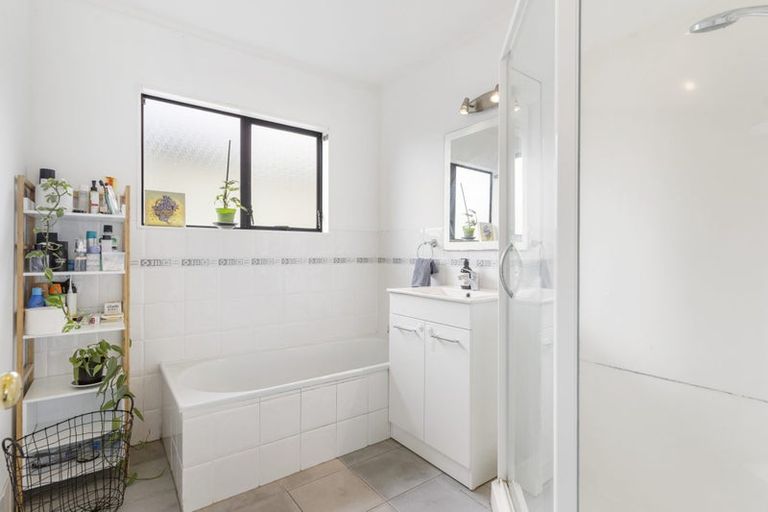 Photo of property in 2/23 Heathglen Place, Bayview, Auckland, 0629