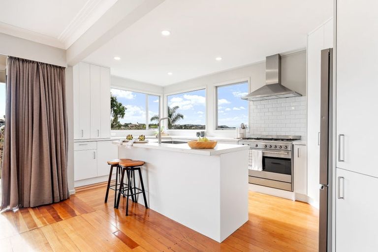 Photo of property in 12 Tawhana Crescent, Red Beach, 0932