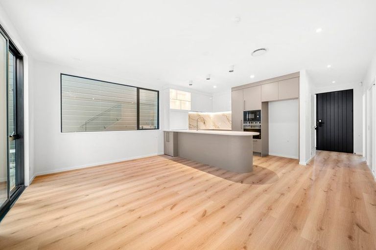 Photo of property in 102a Te Oneroa Way, Long Bay, Auckland, 0630