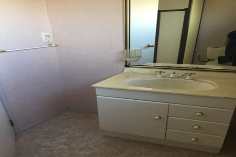 Photo of property in 2/24 Hattaway Avenue, Bucklands Beach, Auckland, 2012