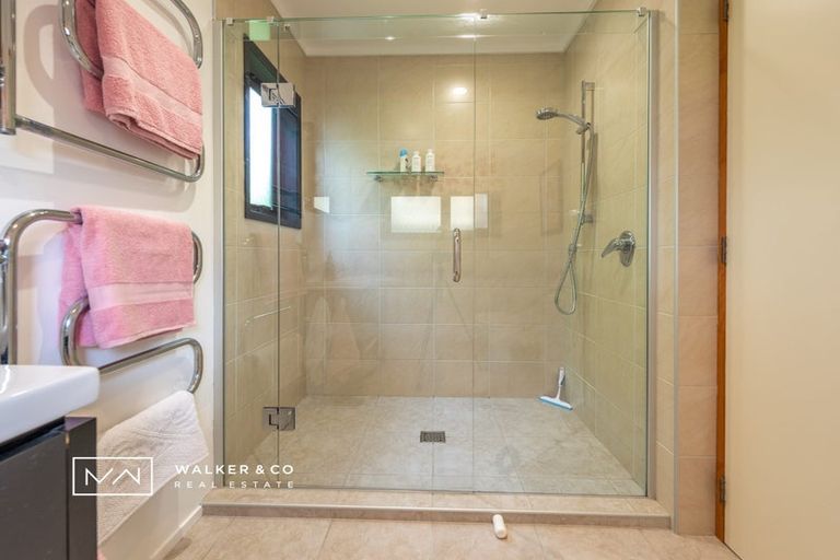 Photo of property in 1 Bathurst Street, Silverstream, Upper Hutt, 5019