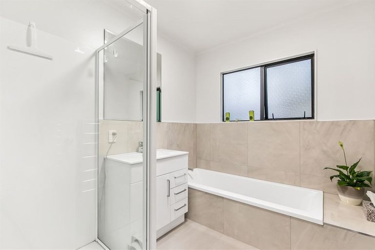 Photo of property in 2/19 Fernwood Grove, Bayview, Auckland, 0629