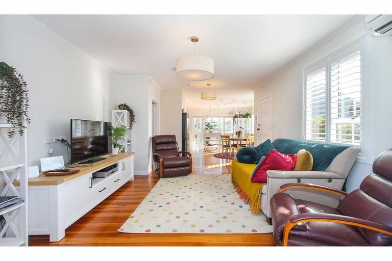 Photo of property in 1/162 Deep Creek Road, Torbay, Auckland, 0630