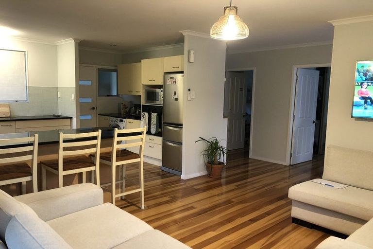 Photo of property in 2/32 Teal Crescent, Beach Haven, Auckland, 0626