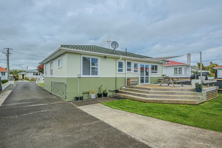 Photo of property in 30 Hadfield Crescent, College Estate, Whanganui, 4500