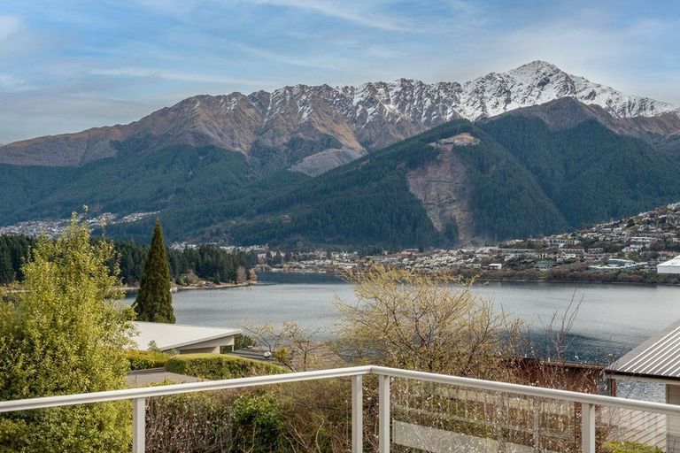 Photo of property in 52 Oregon Drive, Kelvin Heights, Queenstown, 9300