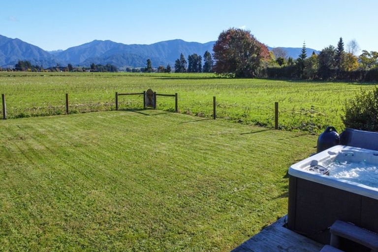 Photo of property in 382 Abel Tasman Drive, Motupipi, Takaka, 7183