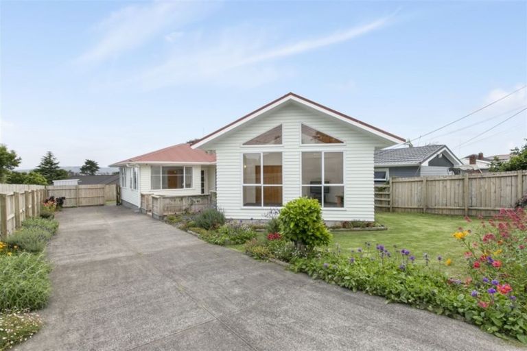 Photo of property in 10 Waione Avenue, Te Atatu Peninsula, Auckland, 0610