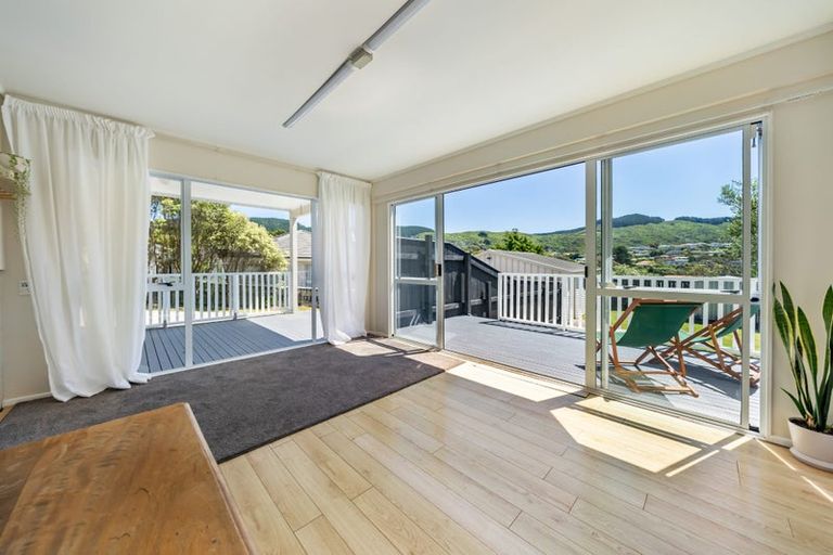 Photo of property in 42 Taylor Terrace, Tawa, Wellington, 5028