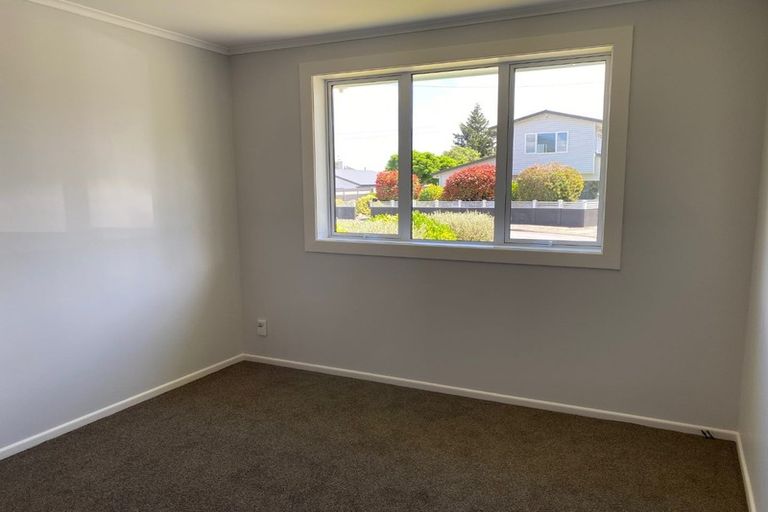 Photo of property in 2/12 Poplar Grove, Ebdentown, Upper Hutt, 5018