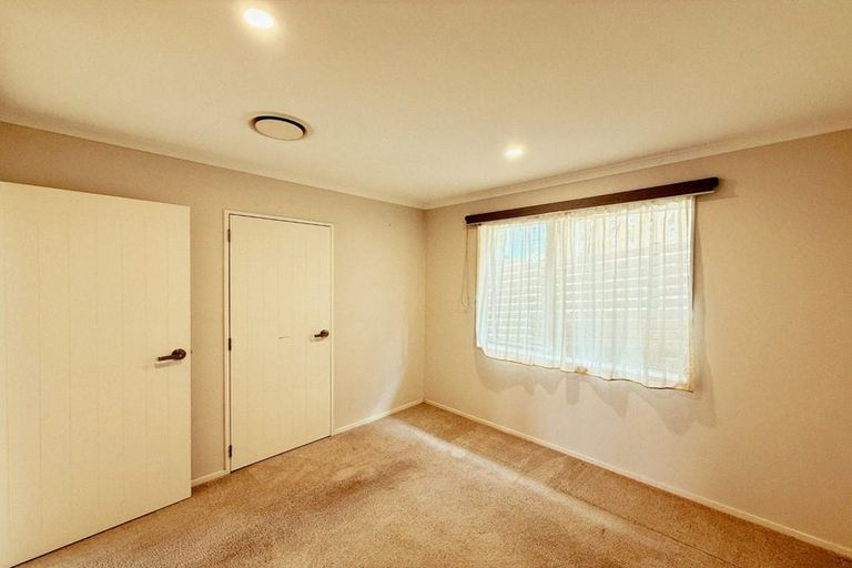 Photo of property in 13 Western Court, Sunnyvale, Auckland, 0612