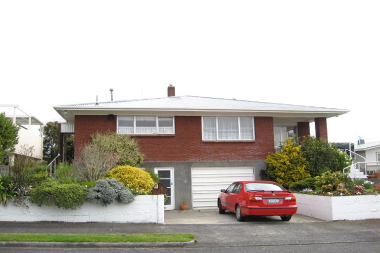 Photo of property in 6 Onslow Place, Merrilands, New Plymouth, 4312