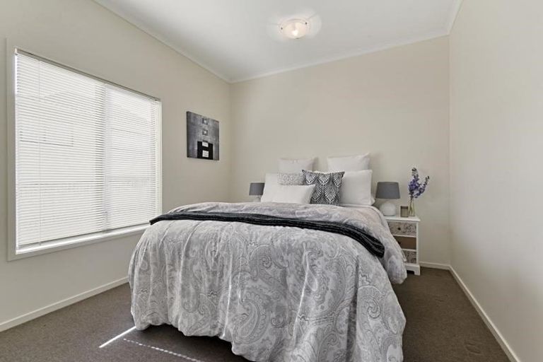 Photo of property in 14 Verdale Circle, Glen Eden, Auckland, 0602