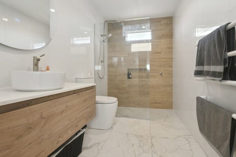 Photo of property in 570 Glenfield Road, Bayview, Auckland, 0629