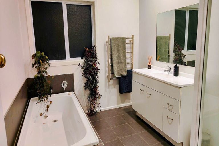 Photo of property in 1/63 Pupuke Road, Birkenhead, Auckland, 0627