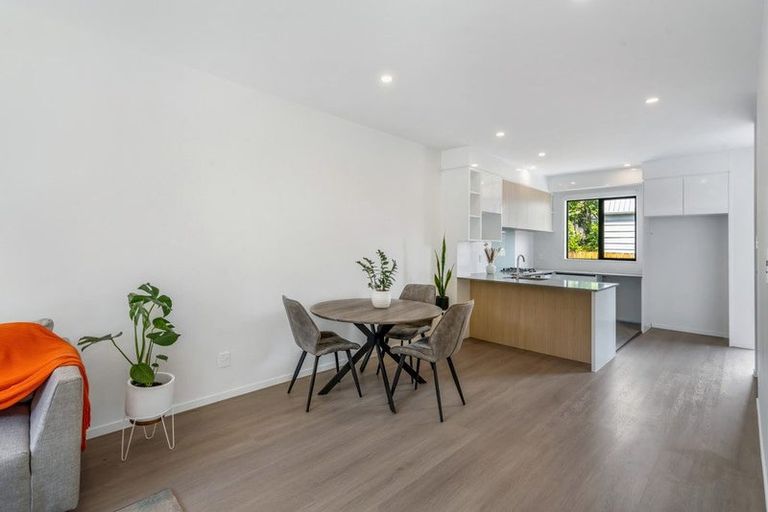 Photo of property in 43c Fitzherbert Avenue, West Harbour, Auckland, 0618