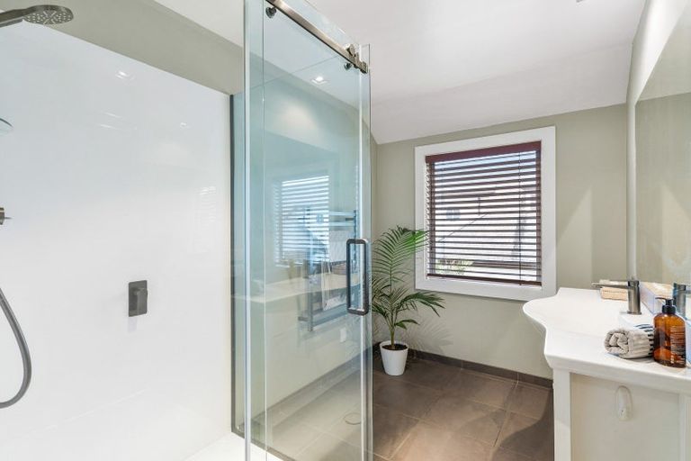 Photo of property in 8 Musick Point Road, Bucklands Beach, Auckland, 2012