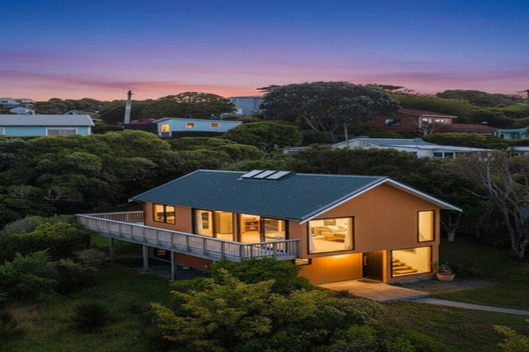 Photo of property in 13 Airlie Road, Plimmerton, Porirua, 5026