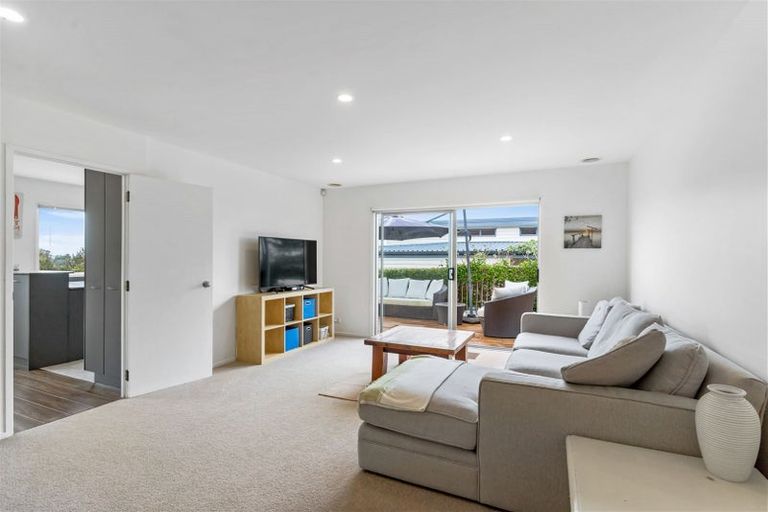 Photo of property in 3 Mariners View Road, Beach Haven, Auckland, 0626