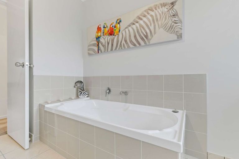 Photo of property in 15 Cabeleigh Drive, Helensville, 0800