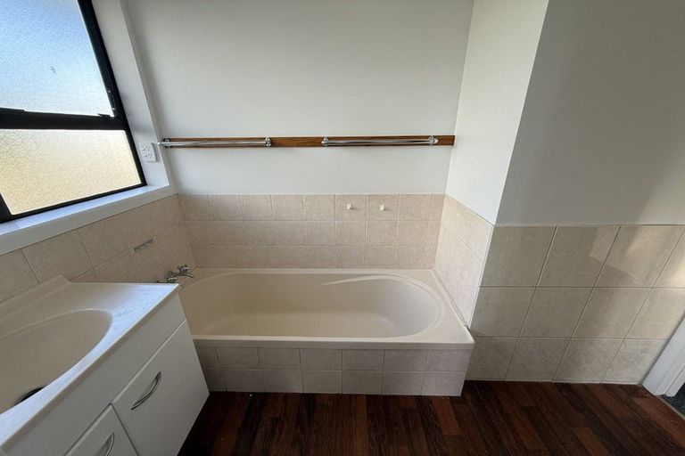 Photo of property in 5 Trelawn Place, Cockle Bay, Auckland, 2014